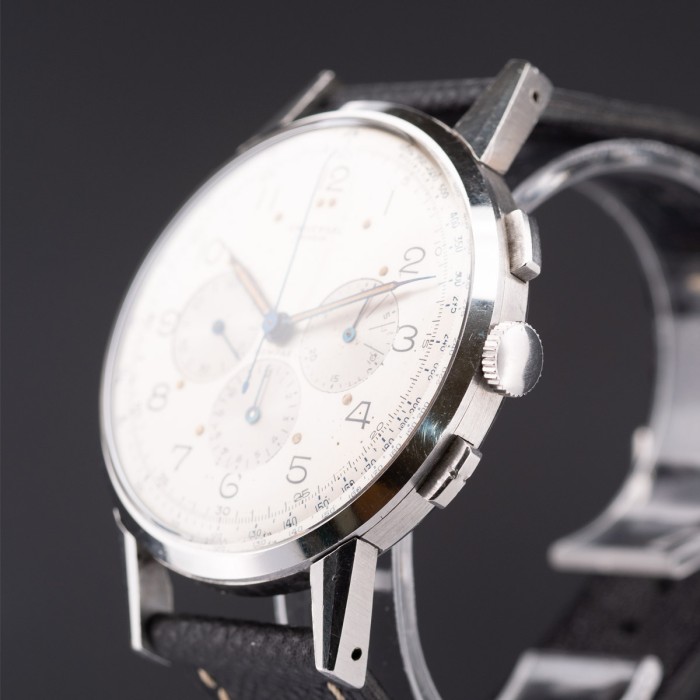 Universal Genève - Compax Oversize Ref. 22430 with extracts of archives
