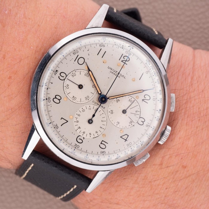 Universal Genève - Compax Oversize Ref. 22430 with extracts of archives